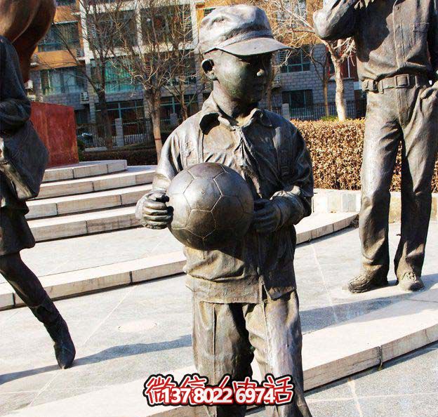 鑄銅雕塑，點綴小學廣場，傳遞小學生足球精神