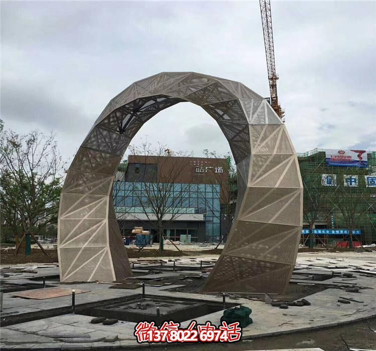 不銹鋼網(wǎng)格拱門雕塑，點綴廣場