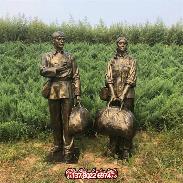 手工雕刻民俗小品，玻璃鋼仿銅人物拿行李的車站裝飾品