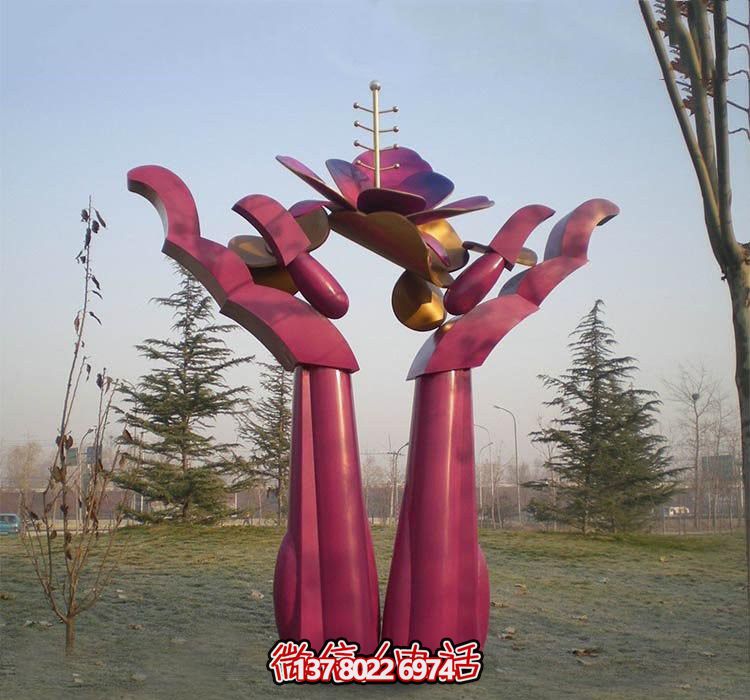 不銹鋼雕塑——用手捧花朵，點(diǎn)綴公園抽象美