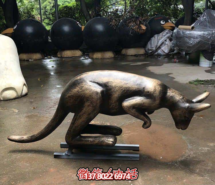 不銹鋼袋鼠雕塑，擺放于大型廣場(chǎng)