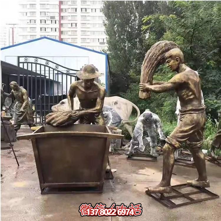 玻璃鋼仿銅農(nóng)耕人物雕塑，美化戶外景區(qū)