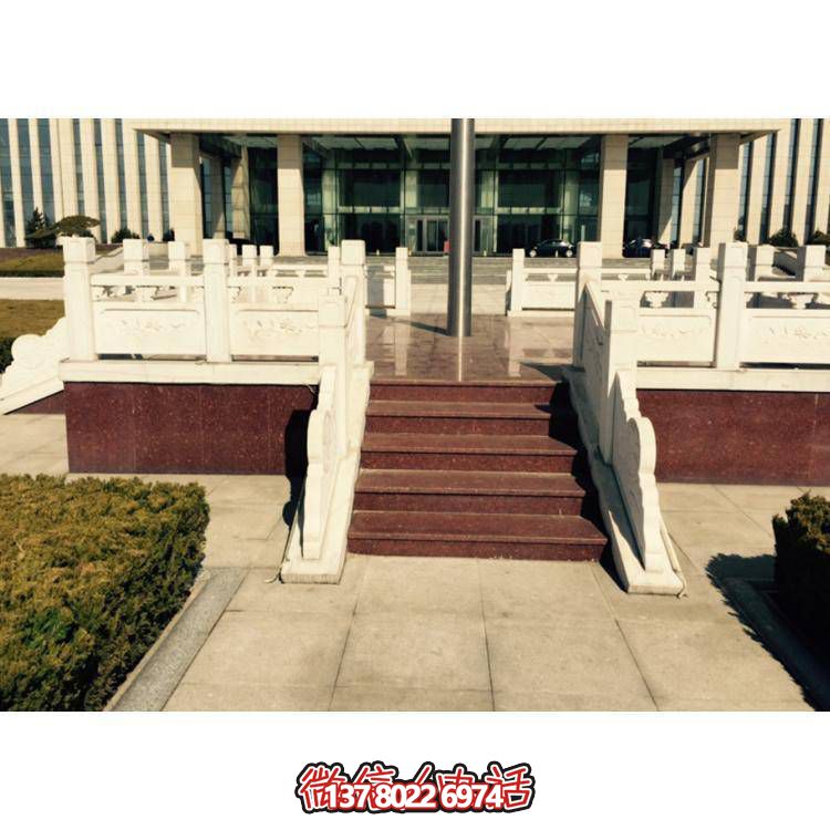 精美雕塑裝飾欄桿，增添學(xué)校廣場(chǎng)升旗臺(tái)象征意義