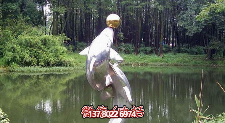 不銹鋼海豚雕塑，為小河邊增添游玩樂趣