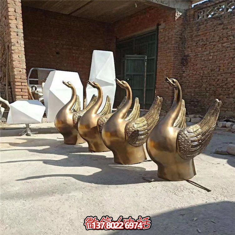 仿銅噴水雕塑，玻璃鋼景觀天鵝水池，為廣場園林?jǐn)[放