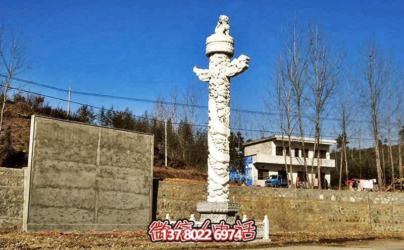 漢白玉華表雕塑，點綴農(nóng)村廣場