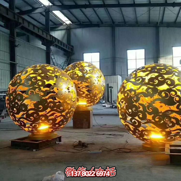 創(chuàng)意不銹鋼鏤空景觀擺件，為廣場帶來濃濃的藝術(shù)氣息