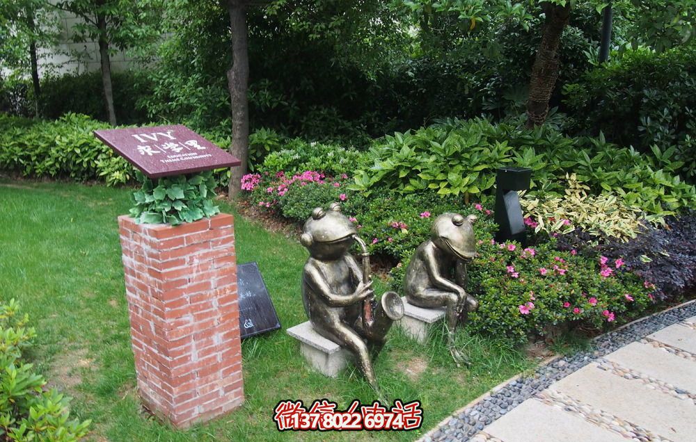 唯美青蛙雕塑，用不銹鋼增添公園景色