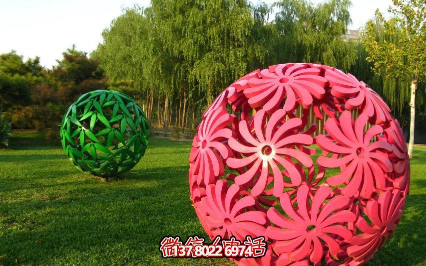 創(chuàng)意粉色鏤空球雕塑，為公園草坪增添童趣
