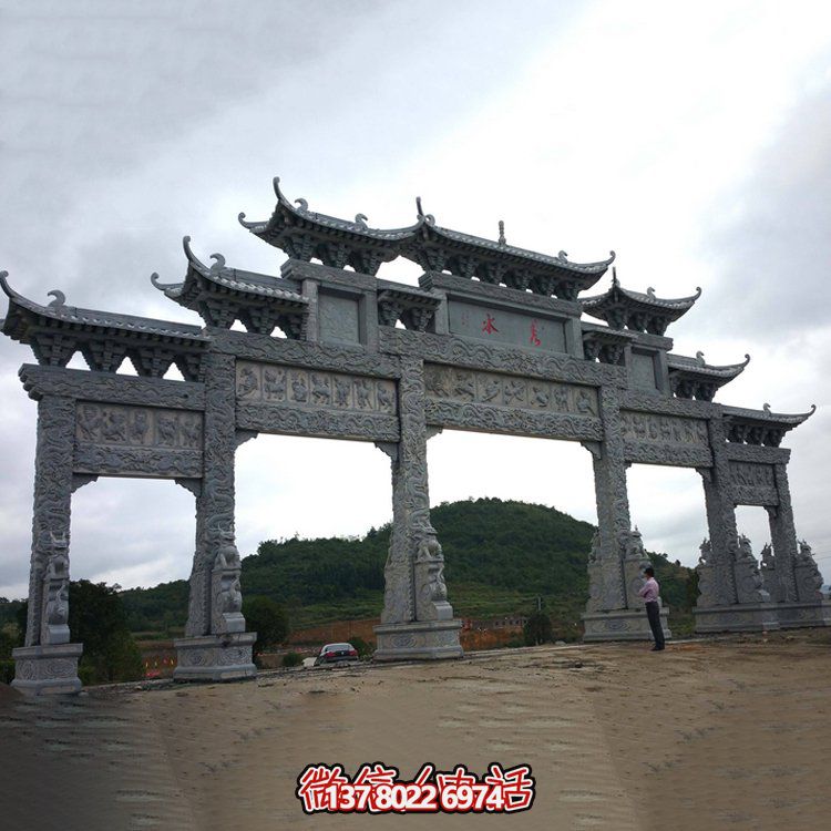 精美大型仿古青石雕刻門樓牌坊，為景區(qū)入口增添精彩