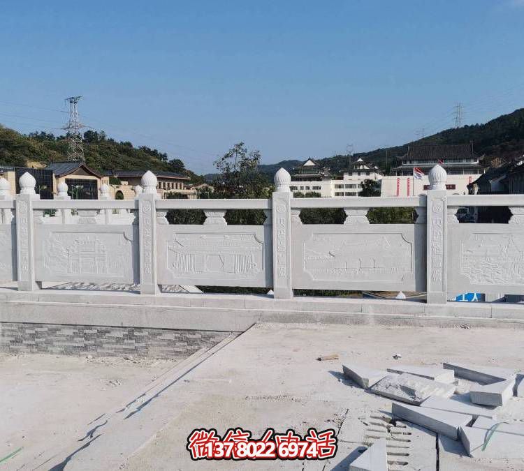 精美大理石雕塑，飾以圍欄的戶外河道裝飾