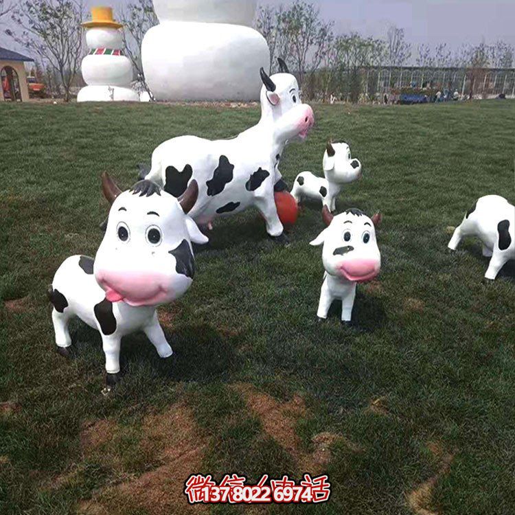 可愛小奶牛玻璃鋼雕塑，為戶外園林景觀增添獨特魅力
