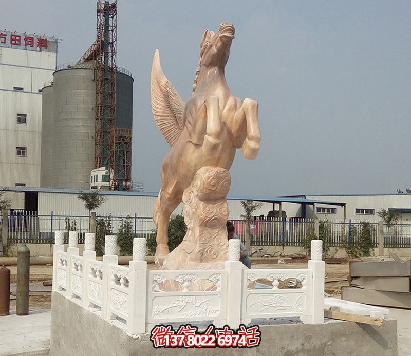飛馬石雕創(chuàng)意雕塑，點(diǎn)綴廣場(chǎng)上的黃蠟石