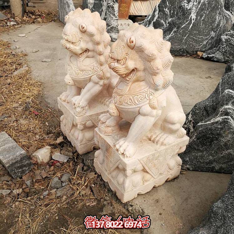 精美大理石雕刻石獅子，為酒店門口添彩晚霞紅
