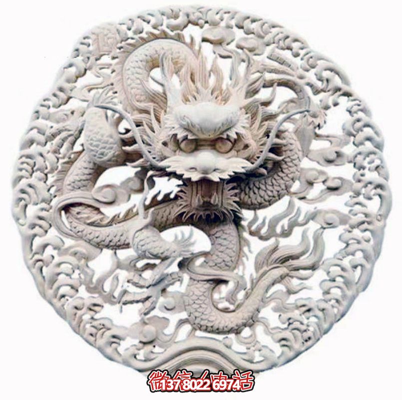 精美龍紋浮雕裝飾大門，點綴祠堂大門口