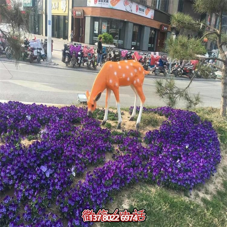 仿真鹿雕塑，在草叢中擺放，玻璃鋼打造