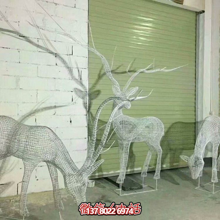 不銹鋼鏤空網(wǎng)格鹿燈光亮化擺件，為公園草坪上裝飾增添精彩