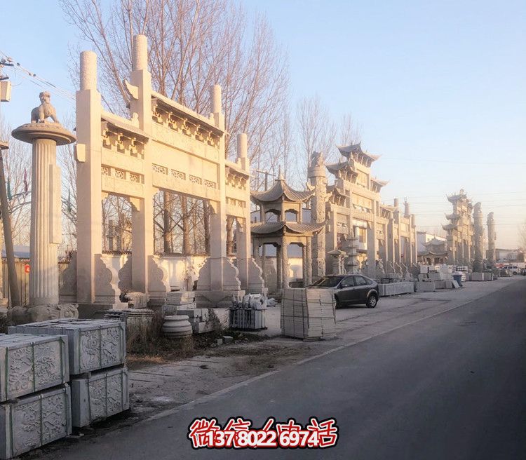 大理石門牌樓，點綴村莊入口
