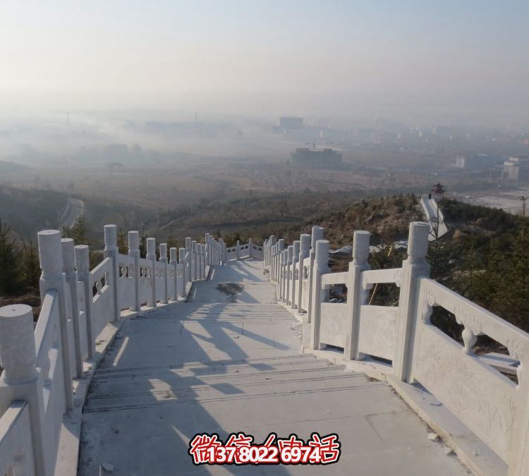 精致石雕護(hù)欄，漢白玉青石欄板點綴天然風(fēng)情