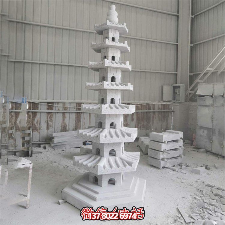 天然青石多層石佛塔，雕刻精美，為寺廟擺放