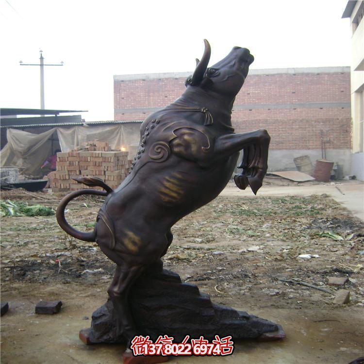 牛年奮進(jìn)雕塑，玻璃鋼仿銅戶(hù)外景區(qū)農(nóng)耕積極雕塑