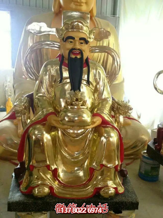 鎏金財(cái)神佛像雕塑，室內(nèi)供奉神像