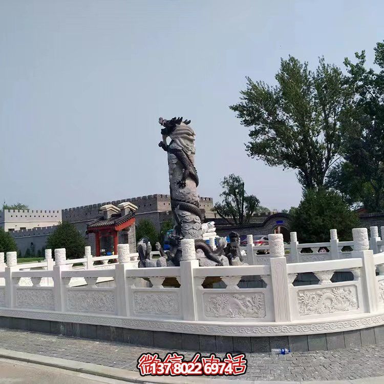 漢白玉石雕欄板，為景區(qū)水池提供防護(hù)及園林裝飾