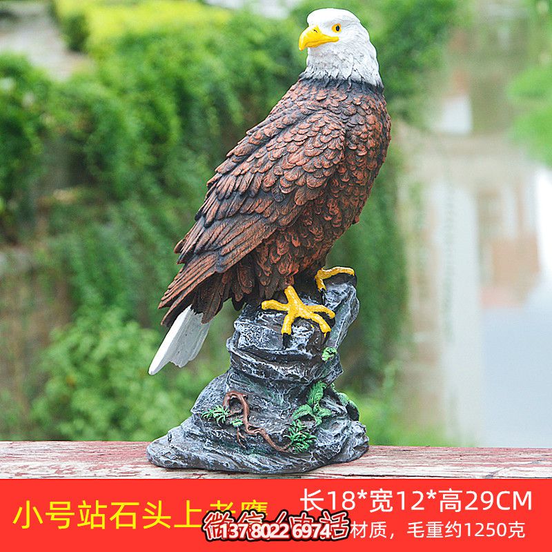 石頭藝術(shù)老鷹雕塑，點綴花園站