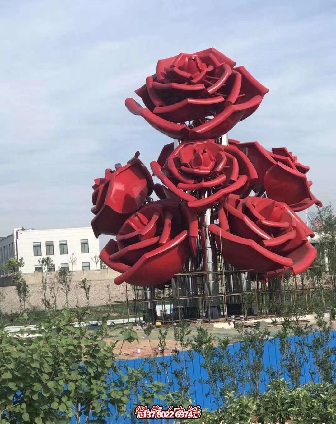 紅色玫瑰不銹鋼創(chuàng)意雕塑——美化廣場，增添驚喜