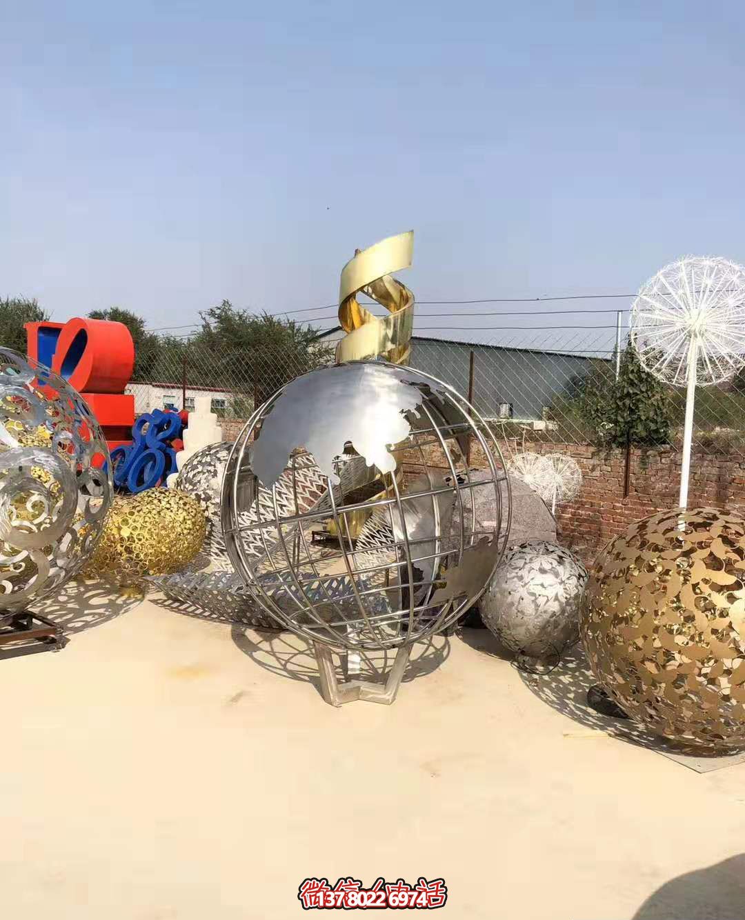 不銹鋼拋光地球儀雕塑，營(yíng)造公園游樂(lè)場(chǎng)氛圍