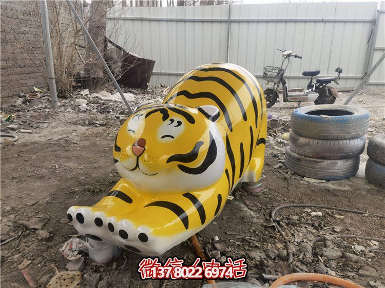 玻璃鋼彩繪抽象老虎雕塑，為幼兒園裝飾而生