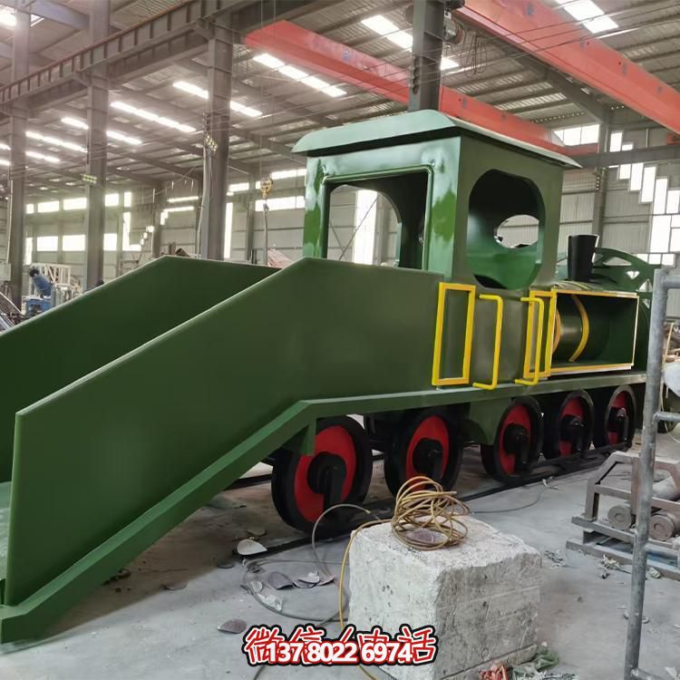 精致不銹鋼車頭雕塑，給游樂園增添時(shí)尚色彩