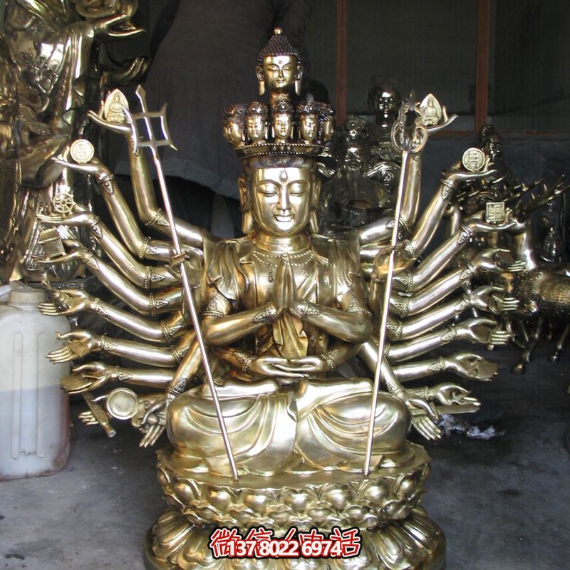 鎏金菩薩雕塑，供奉觀音祈福