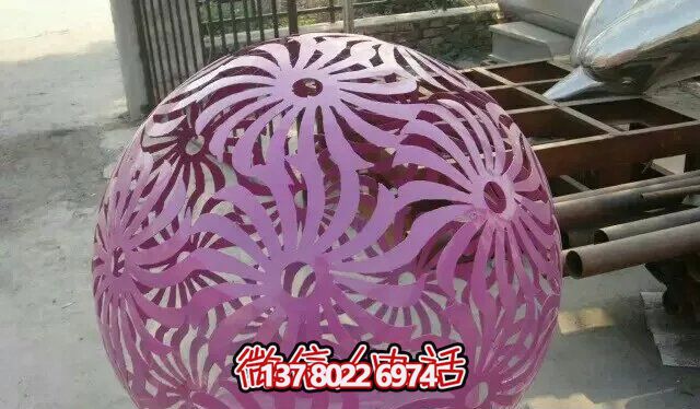 紫色不銹鋼鏤空球雕塑，為花園增添精彩