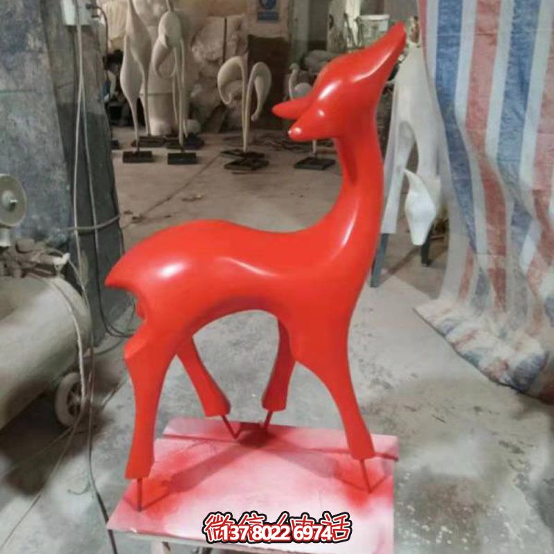 玻璃鋼制紅色梅花鹿雕塑，裝點別墅小區(qū)精致美觀