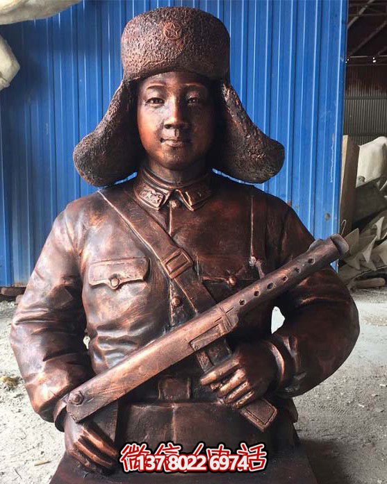 不銹鋼仿銅雷鋒持槍雕塑，現(xiàn)代雷鋒屹立于戶外景區(qū)