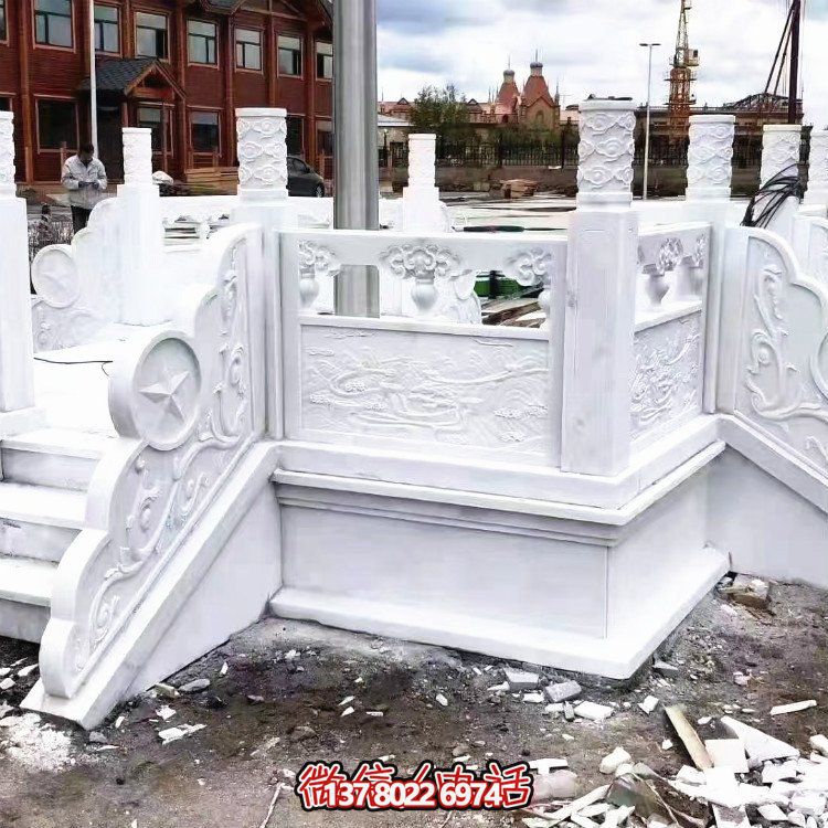 漢白玉升旗臺，做工精美，安全防護欄桿