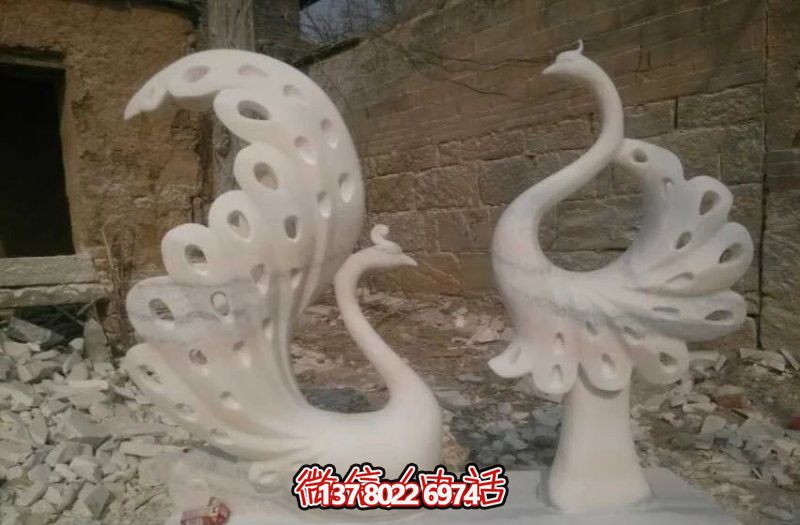 不銹鋼鏤空孔雀雕塑，點綴公園湖邊