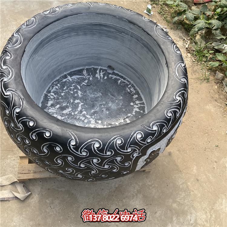 仿古大理石浮雕花紋花盆，營造優(yōu)雅庭院空間