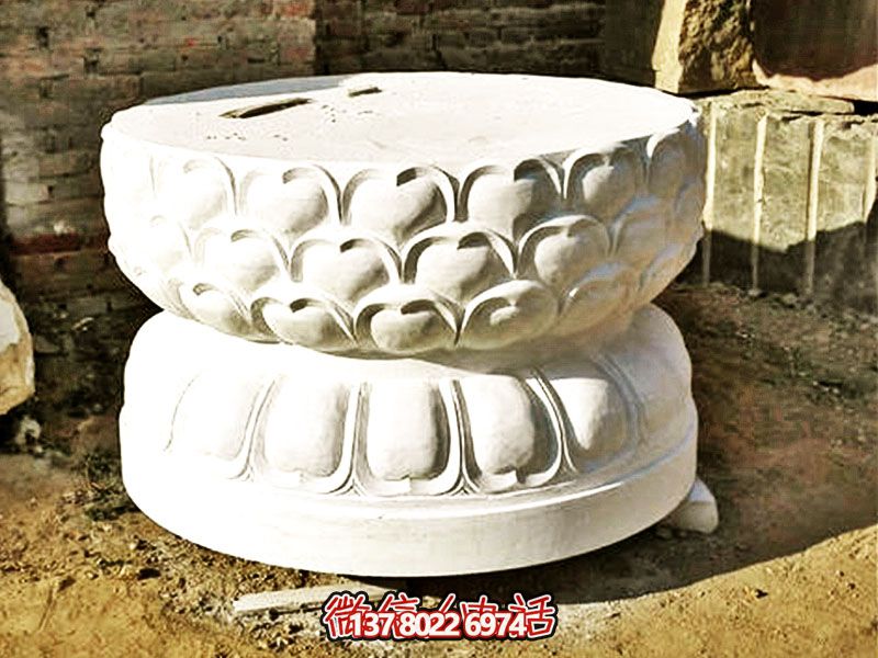 漢白玉制須彌座佛像，以精美圓形飾就古樸寺院