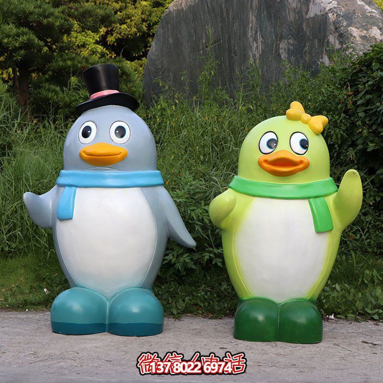 玻璃鋼彩繪企鵝景觀公仔，為幼兒園戶外擺件