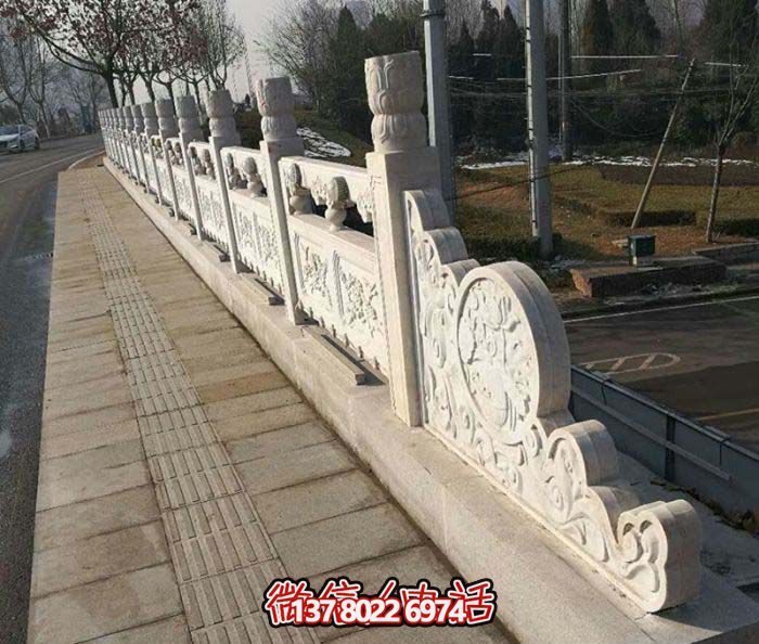現(xiàn)代城市綠化防護欄桿，融入自然元素的花崗巖石雕