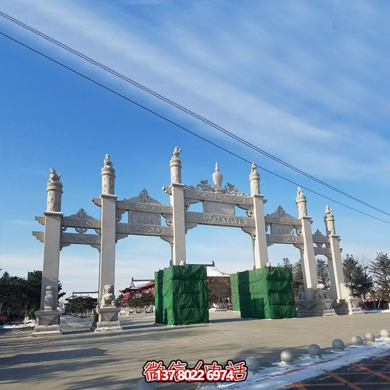 新款漢白玉牌坊，美觀而古樸的石六柱，為寺院和景區(qū)增添靈氣