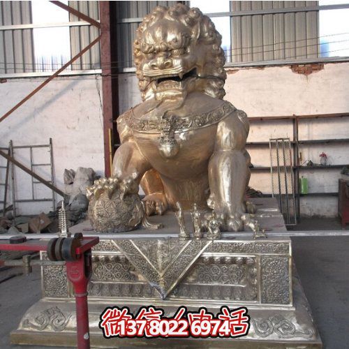 仿古銅噴金獅子雕塑，玻璃鋼大型戶外裝飾