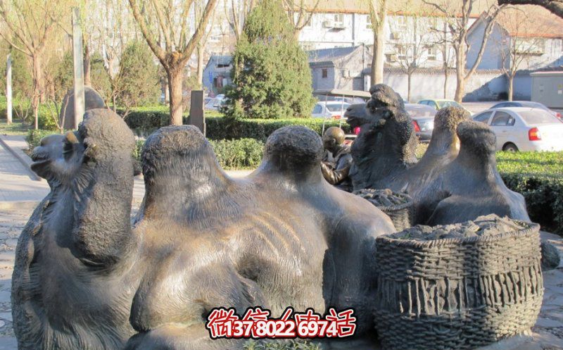 玻璃鋼駱駝雕塑，欣賞公園里歪頭看玻璃創(chuàng)意