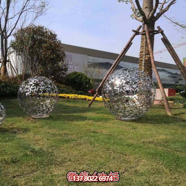 藝術(shù)雕塑裝置以不銹鋼和樹葉為原料，鏤空球造型，為戶外廣場和草坪增添藝術(shù)氣息