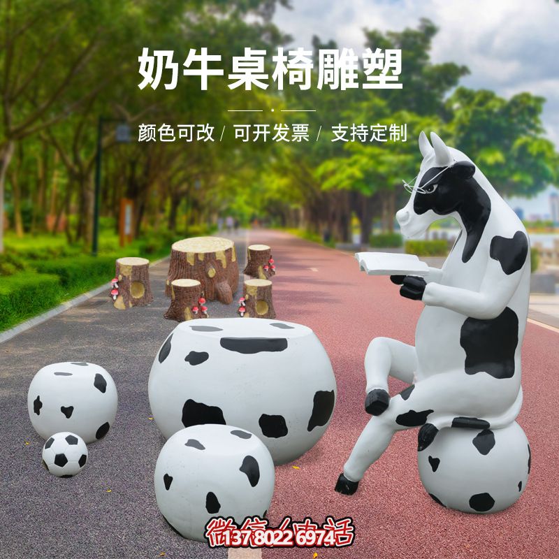 玻璃鋼雕塑牛只著看書桌椅，林中戶外休閑體驗(yàn)