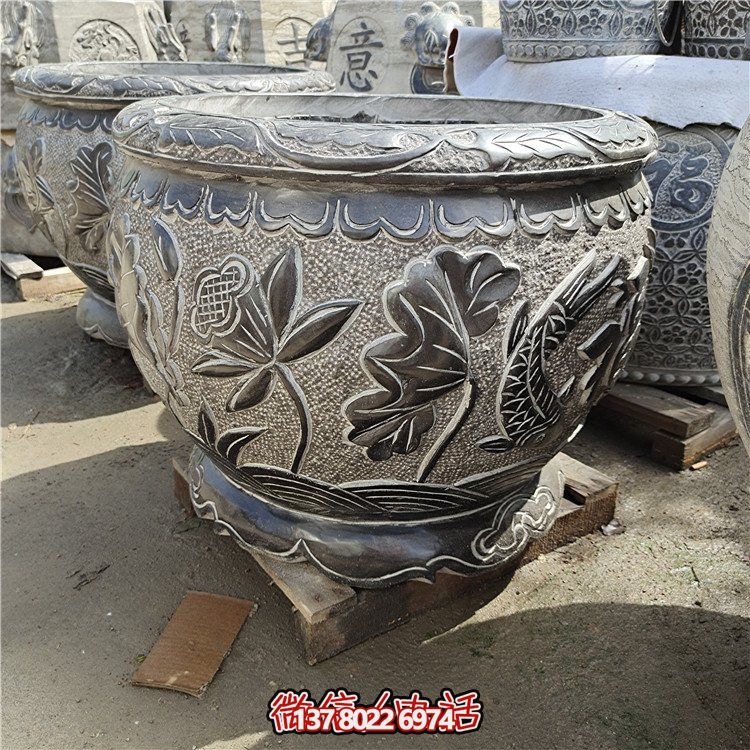 古建庭院蓄水缸，用青石點綴