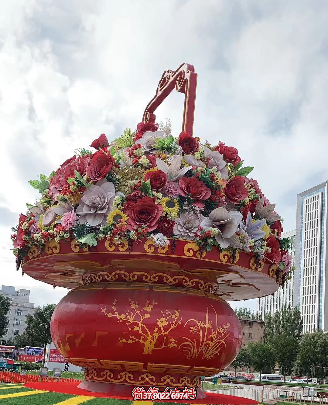 現(xiàn)代五彩花籃，給城市廣場(chǎng)帶來(lái)活力