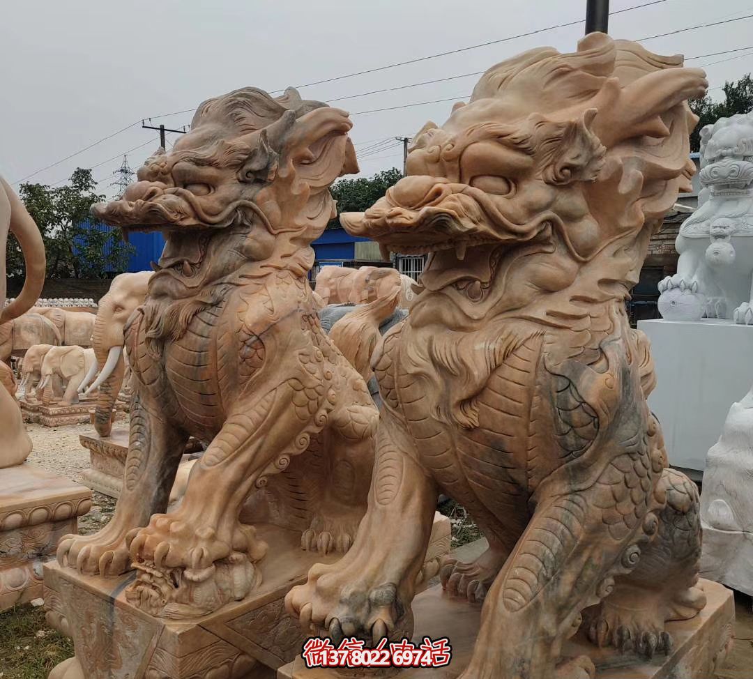 大型黃蠟石麒麟雕塑，點綴廣場景觀